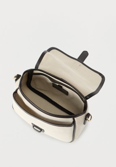 Μικρή μπεζ τσάντα ώμου με σκούρα επένδυση, ανοιχτό καπάκι και ευρύχωρο κυρίως διαμέρισμα με εσωτερική τσέπη.