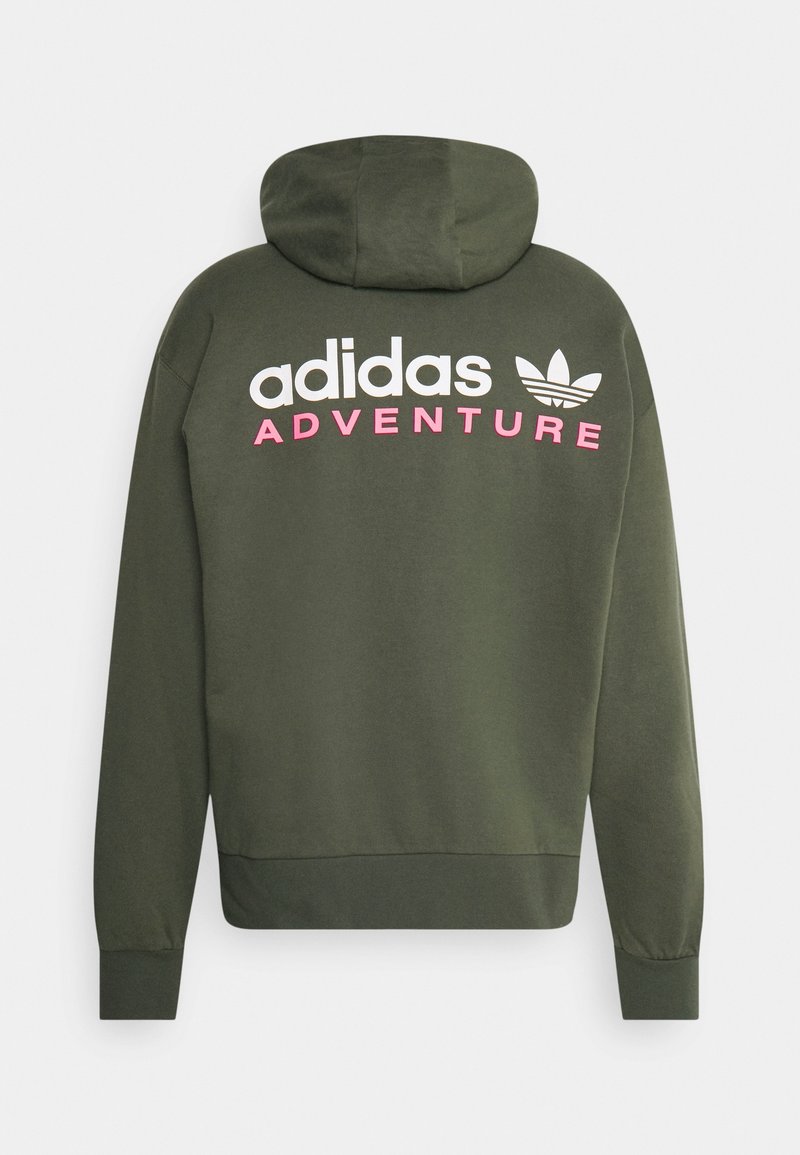 Oliivinvihreä hupullinen collegepaita, jossa valkoinen ja vaaleanpunainen "adidas ADVENTURE" -painatus takana. Pehmeä, sileä kangas, resorit hihansuissa ja helmassa.