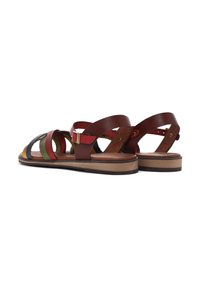 Sandali in pelle multicolore con fasce incrociate, caratterizzati da accenti marroni, verdi, rossi e blu, e una suola piatta e testurizzata.