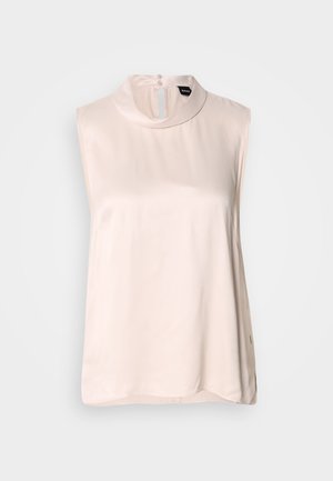 Rukávů prostý světle růžový top s vysokým límcem, vyrobený z hladké, lesklé látky. Má zapínání na knoflíky na zádech a zakřivený spodní lem.