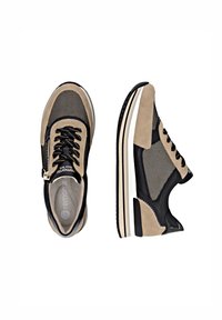 Sneaker beige e nere realizzati in mesh e suede, con punta tonda, chiusura con lacci, dettaglio della cerniera dorata e suola testurizzata.