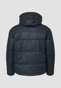 Donkerblauwe donzen jas met capuchon, voorzien van doorgestikte vakken, een gestructureerde afwerking en elastische manchetten. Geen zichtbare sluitingen aan de achterkant.