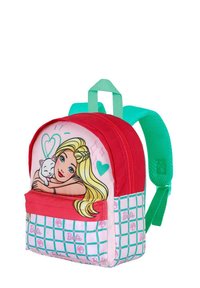 Mochila roja con un patrón de cuadrícula en rosa y verde. Presenta una ilustración de una chica con cabello rubio largo y un gato blanco. Las dimensiones son compactas.