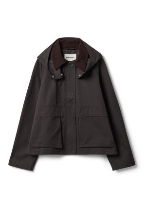 Veste brun foncé avec grandes poches frontales, fermeture pression devant et col en velours côtelé, posée à plat sur fond blanc.