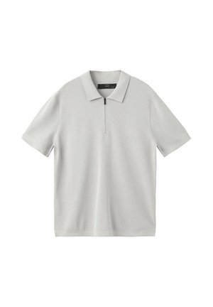 Camisa polo de manga corta en gris claro con cuello y medio cierre de cremallera en el centro delantero.