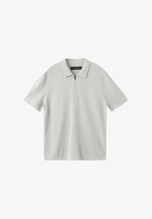 Camisa polo de manga corta en gris claro con cuello y medio cierre de cremallera en el centro delantero.