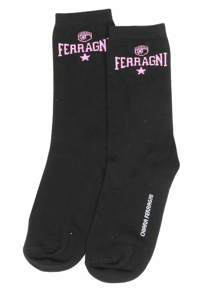 Calzini neri da lavoro con logo "FERRAGNI" rosa e testo "CHIARA FERRAGNI" bianco lungo il lato. Realizzati in un tessuto morbido ed elasticizzato.