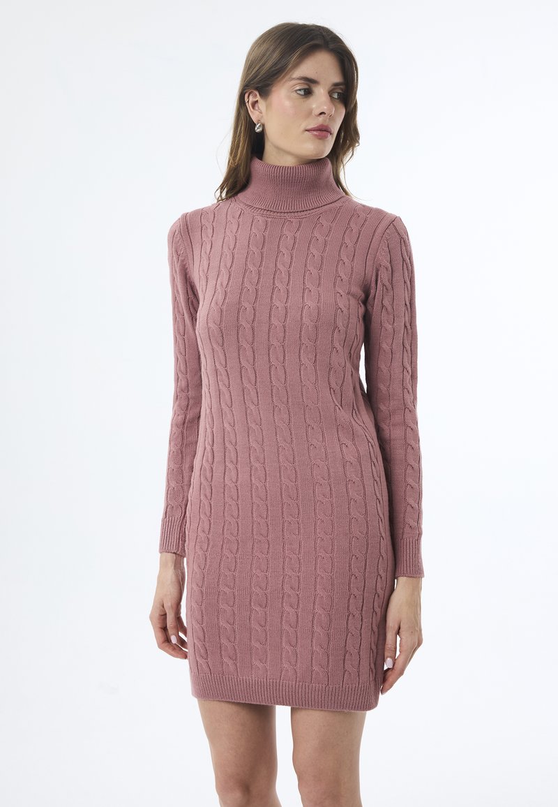 Kabelstrick-Turtleneck-Kleid in sanftem Pink, mit langen Ärmeln und gerippten Akzenten am Halsausschnitt und Saum. Glatte Textur mit figurbetontem Design.