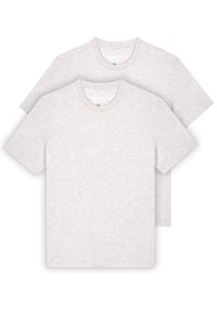Twee lichtgrijze t-shirts van zacht materiaal, met korte mouwen en ronde halslijnen, met minimale branding bij de kraag.