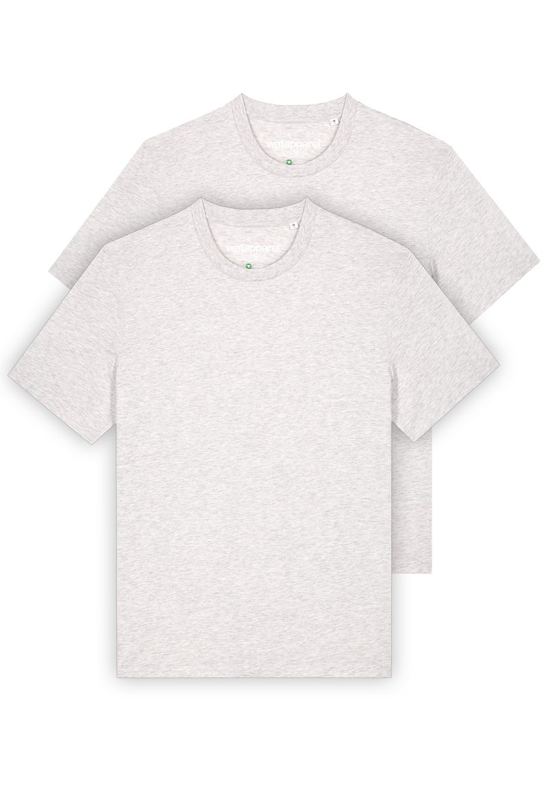 Twee lichtgrijze t-shirts van zacht materiaal, met korte mouwen en ronde halslijnen, met minimale branding bij de kraag.
