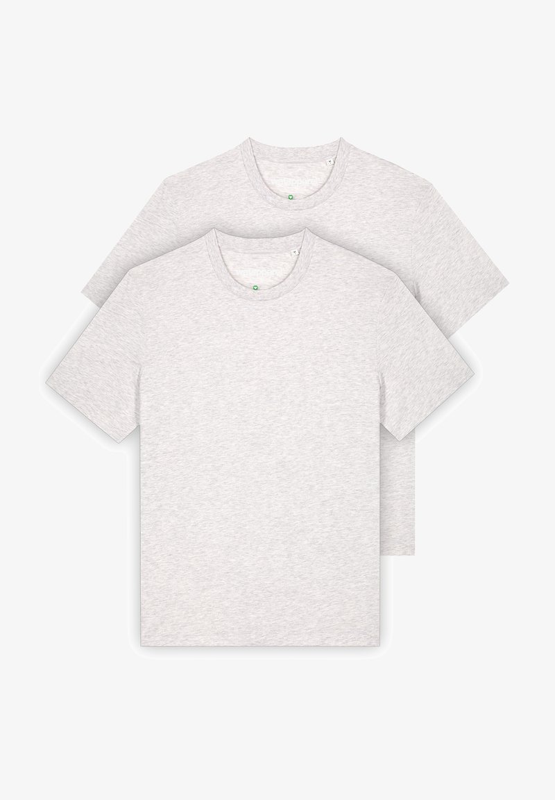 Zwei hellgraue T-Shirts aus weichem Stoff, mit kurzen Ärmeln und Rundhalsausschnitten, mit minimaler Werbung am Kragen.