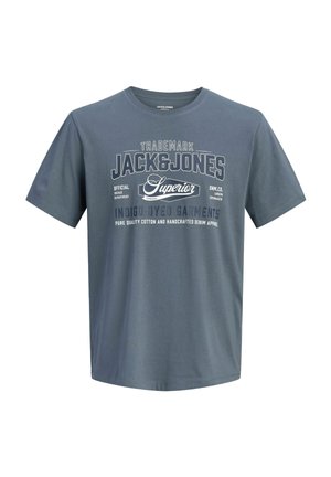 Blaues T-Shirt mit kurzen Ärmeln und Rundhalsausschnitt mit weißem Schriftzug „Trademark Jack & Jones Superior Indigo Dyed Garments“ auf der Vorderseite.