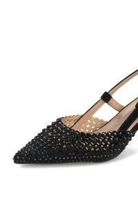 Scarpa slingback nera con punta appuntita, decorata con perline nere, inserti trasparenti e fodera beige. Inclusa una sottile fascia alla caviglia.