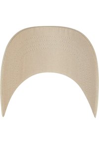 Beige színű napernyő sapka széles, ívelt karimával és finoman textúrázott anyaggal. Az élein varrott részletek találhatóak.