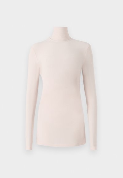 Maglietta a maniche lunghe con collo alto di colore rosa chiaro, realizzata in tessuto liscio e elasticizzato; design aderente con colletto alto e senza chiusure visibili.