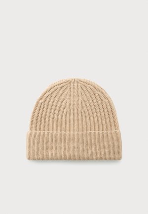 Beige geribbelde gebreide beanie met omgeslagen rand, plat weergegeven op een effen achtergrond.