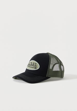 Gorra trucker de malla en negro y verde oliva con visera curva y un parche ovalado con la inscripción "Von Dutch" en el panel frontal.
