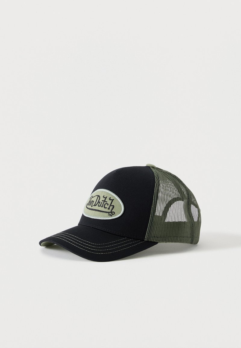 Casquette trucker en mesh noir et vert olive avec une visière incurvée et un patch ovale portant l'inscription "Von Dutch" sur le panneau avant.