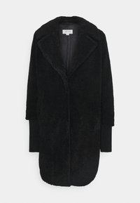 Czarny płaszcz z sztucznego futra z głębokim dekoltem w kształcie V, dużymi klapami i długimi rękawami. Posiada ściągacze z ribbowanego materiału oraz gładką podszewkę.