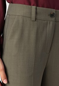 Modström GALE PANTS - Pantaloni - warm gray