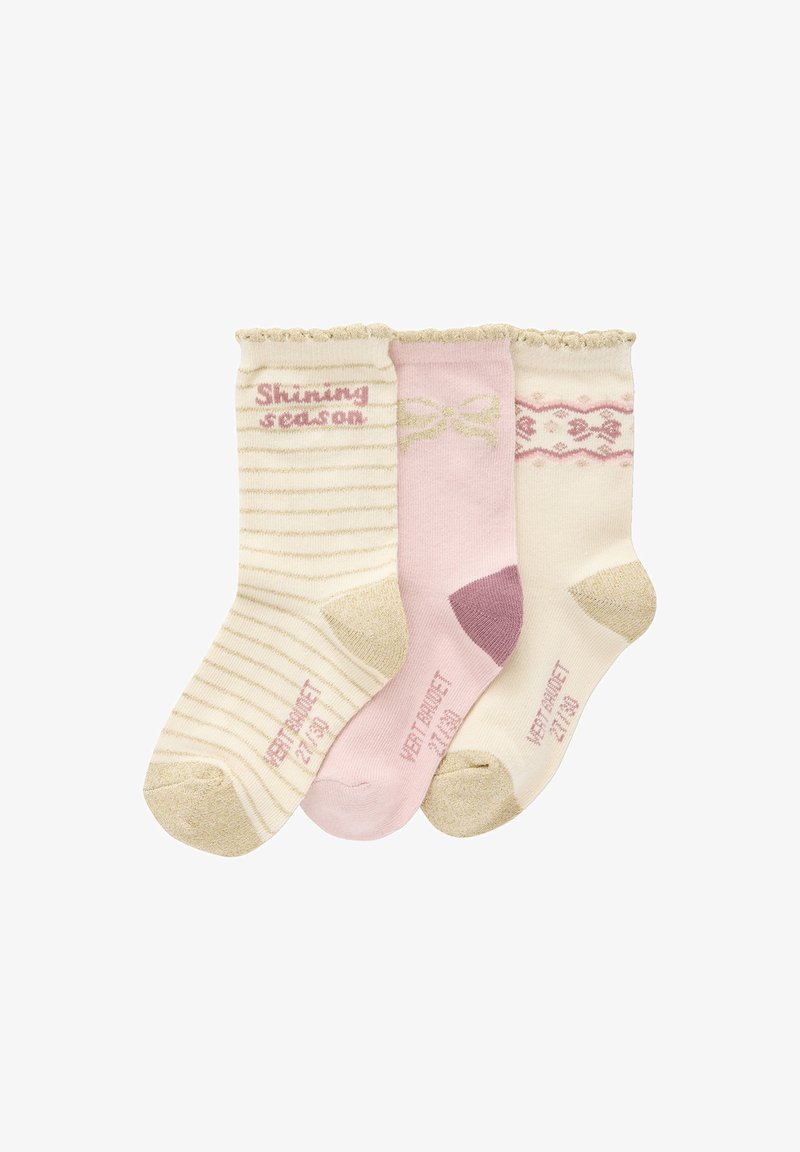 Drei Paar Socken: ein gestreiftes Creme mit pinkem Text, ein einfarbiges Pink mit einer Schleife und ein Creme mit pinkem Muster, alle mit goldenen Akzenten.