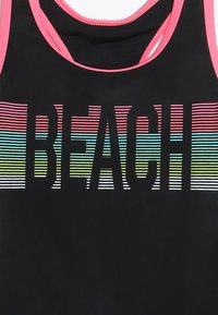 Débardeur noir avec un col rond, mettant en avant le mot "BEACH" en lettres audacieuses avec des couleurs arc-en-ciel rayées. Bretelles roses renforcées et texture de tissu lisse.