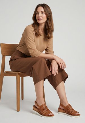 VENEZIA, WEDGE SANDALS - Sandalen met sleehak - brown