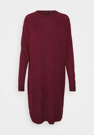 Vestido de punto burdeos de manga larga hasta la rodilla con cuello redondo y puños y dobladillo acanalados sobre fondo liso.