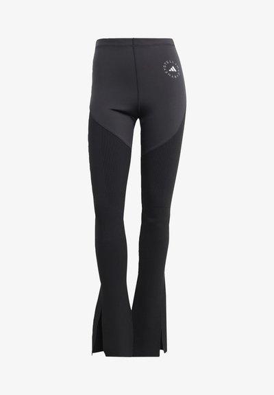 Melnas sporta legingi ar pieguļošu dizainu, ieguvuši ribotu tekstūru apakšējās kājās un sānu šuves potītes daļā. Iekļauta logotipa detaļa.