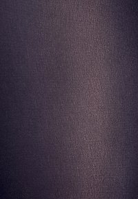 Mörklila tyg med en slät, något glänsande yta, som har ett subtilt ribbat mönster och en enhetlig utseende.