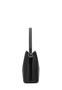 Borsa in pelle nera con una forma strutturata e angolare. Presenta un manico singolo, un anello in metallo dorato e una superficie texturizzata.