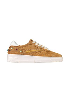 Sneaker in camoscio marrone con suola e lacci bianchi, borchie multicolore sul tallone e dettaglio a striscia gialla sul lato.