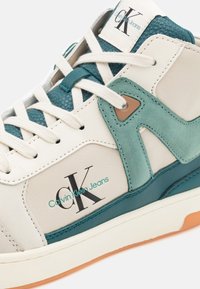 Höga sneakers i krämfärgad och teal läder med texturerade detaljer, med logotypdetalj och beige accenter på en gummisula.