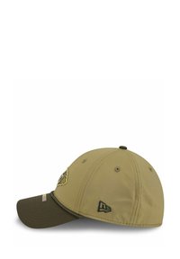 Khaki-Mütze mit grünem Schirm und Stickerei. Mit Logo-Patch auf der Vorderseite, schwarzem Akzent nahe der Rückseite und Belüftungsösen.