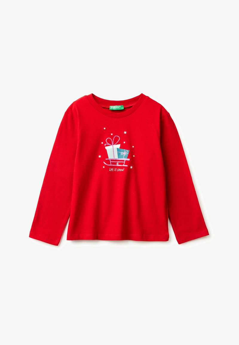 Camiseta roja de manga larga con un gráfico de cajas de regalo con cintas y copos de nieve, confeccionada en tela de algodón con cuello redondo.
