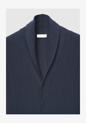 Cardigan bleu marine à motif côtelé texturé, avec un col châle et trois boutons noirs à l'avant.