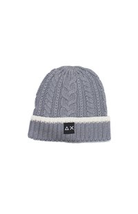 Beanie grigio lavorato a maglia con motivo a treccia, dotato di un risvolto a coste bianche e di un'etichetta nera con logo. Texture morbida, cima arrotondata.