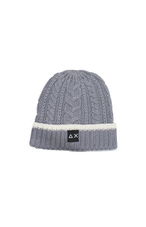 Beanie grigio lavorato a maglia con motivo a treccia, dotato di un risvolto a coste bianche e di un'etichetta nera con logo. Texture morbida, cima arrotondata.