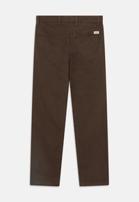 Pantalons en coton marron à coupe droite. Présentent deux poches arrière et des passants de ceinture, avec une finition soignée aux ourlets et sans motifs visibles.