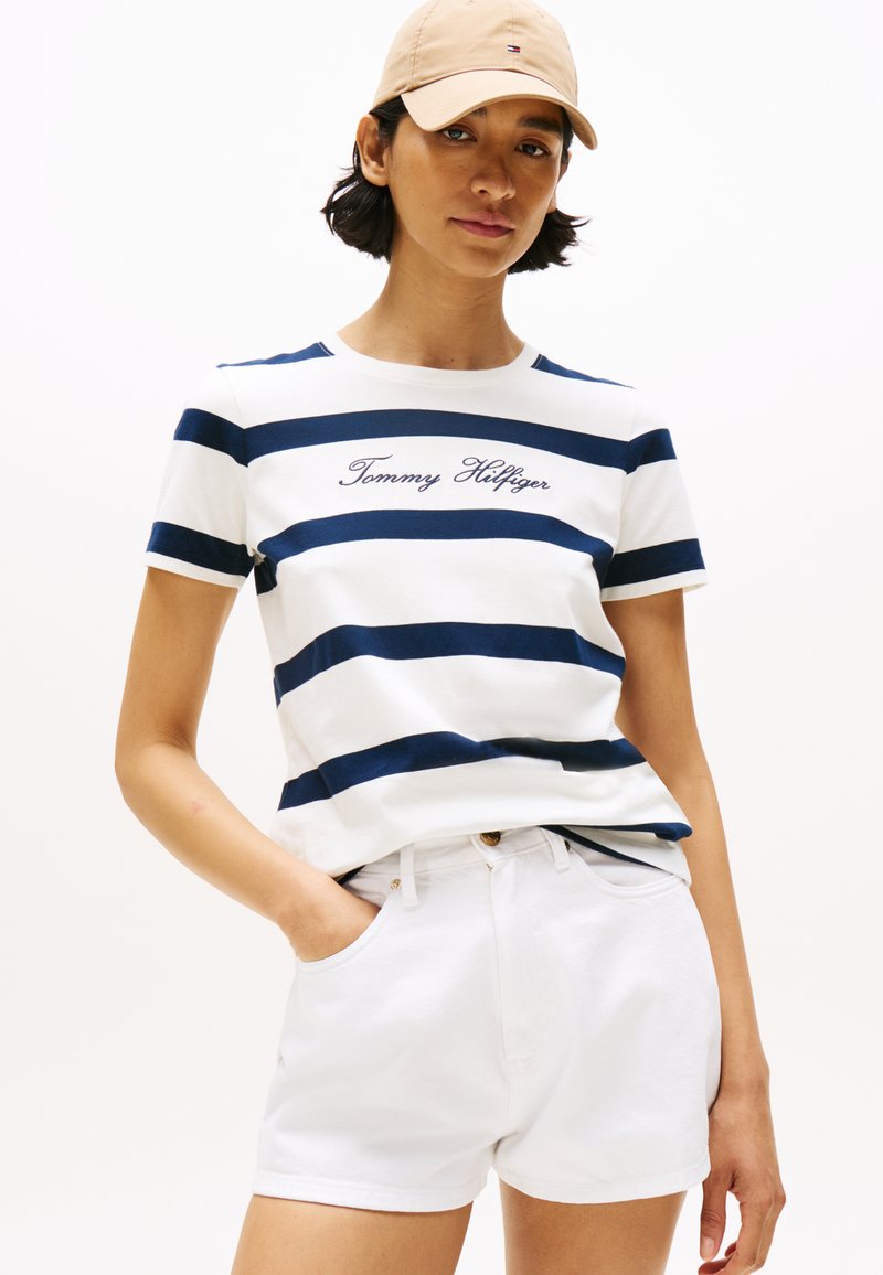 Tommy Hilfiger - SCRIPT - T-shirt print - ivory/dark night, Vergroten