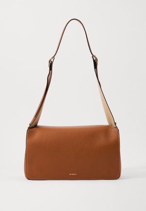 Sac à bandoulière en cuir marron avec une longue sangle et des détails de boucle dorée, forme rectangulaire avec le nom de la marque subtilement embossé à l’avant.