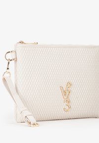 Clutch wallet in cream texture con hardware dorato, caratterizzato da un logo in rilievo ben visibile. Include una tracolla rimovibile per maggiore praticità.