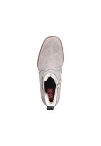 Botte en suede grise avec une finition lisse, doublure en fourrure douce, fermeture éclair sur le côté et semelle en caoutchouc marron. Présente un logo sur le côté extérieur.