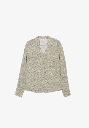 Groene blouse met lange mouwen en knopen, voorzien van twee voorzakken, met een geometrisch ontwerp in neutrale tinten en een klassieke kraag.