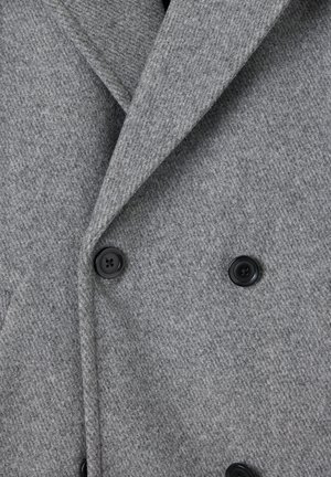 Cappotto doppiopetto grigio in misto lana con rever a punta e due bottoni neri, caratterizzato da un tessuto testurizzato e una silhouette sartoriale.