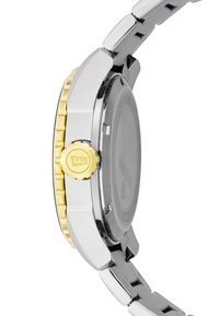 Sudraba nerūsējošā tērauda pulkstenis ar apaļu korpusu, dzeltenu rāmīti un kroni, kā arī teksturētu lentu. Aizmugure ir vienkārša ar izspiestu logotipu.