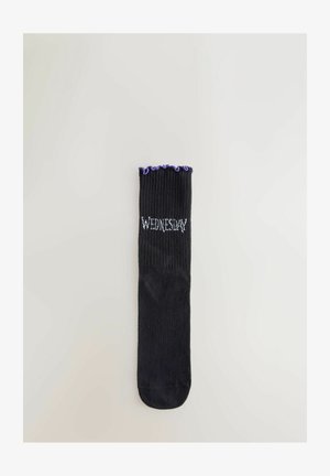 Crna čarapa s ljubičastim nabranim rubom i riječju "Srijeda" izvezena u bijeloj boji na rebrastom gornjem dijelu, položena ravno na bijeloj pozadini.