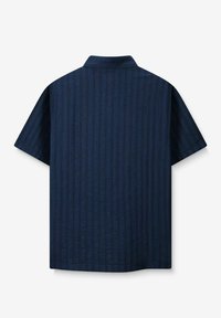 Marineblauwe kortebloemshirt met verticale strepen, een kraag en een relaxte pasvorm. Gemaakt van textuurstof met een gladde afwerking.
