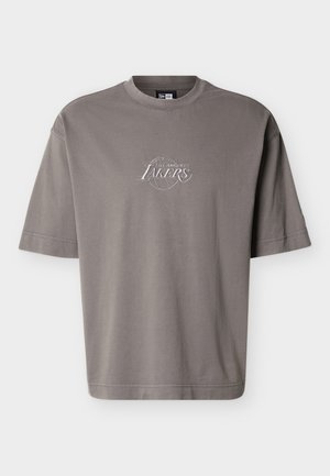 Γκρίζο φαρδύ T-shirt με κοντά μανίκια και στρογγυλή λαιμόκοψη, με μικρό λευκό λογότυπο Los Angeles Lakers στο κέντρο του στήθους.