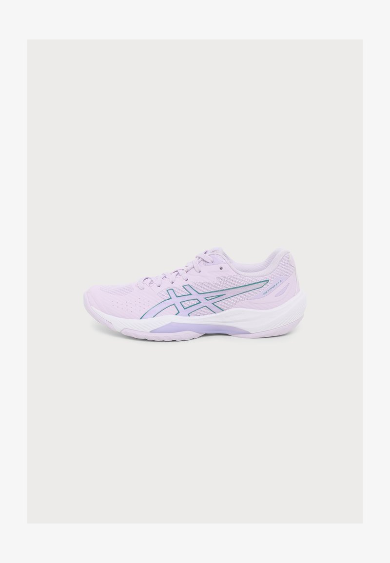 Chaussure de sport violet clair avec semelle blanche, bandes de logo bleu sarcelle sur le côté et lacets, présentée de profil sur un fond uni.